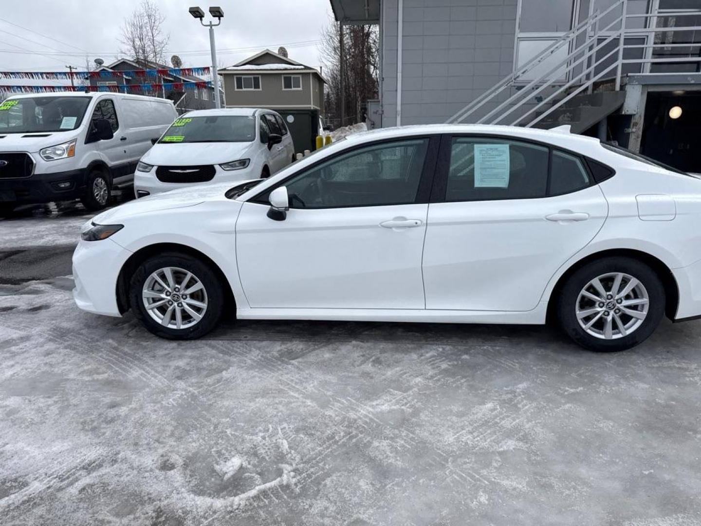 2025 WHITE TOYOTA CAMRY SE HYBRID (4T1DAACK2SU) with an 2.5L engine, Continuously Variable transmission, located at 929 East 8th Ave, Anchorage, AK, 99501, (907) 274-2277, 61.214783, -149.866074 - Photo#1