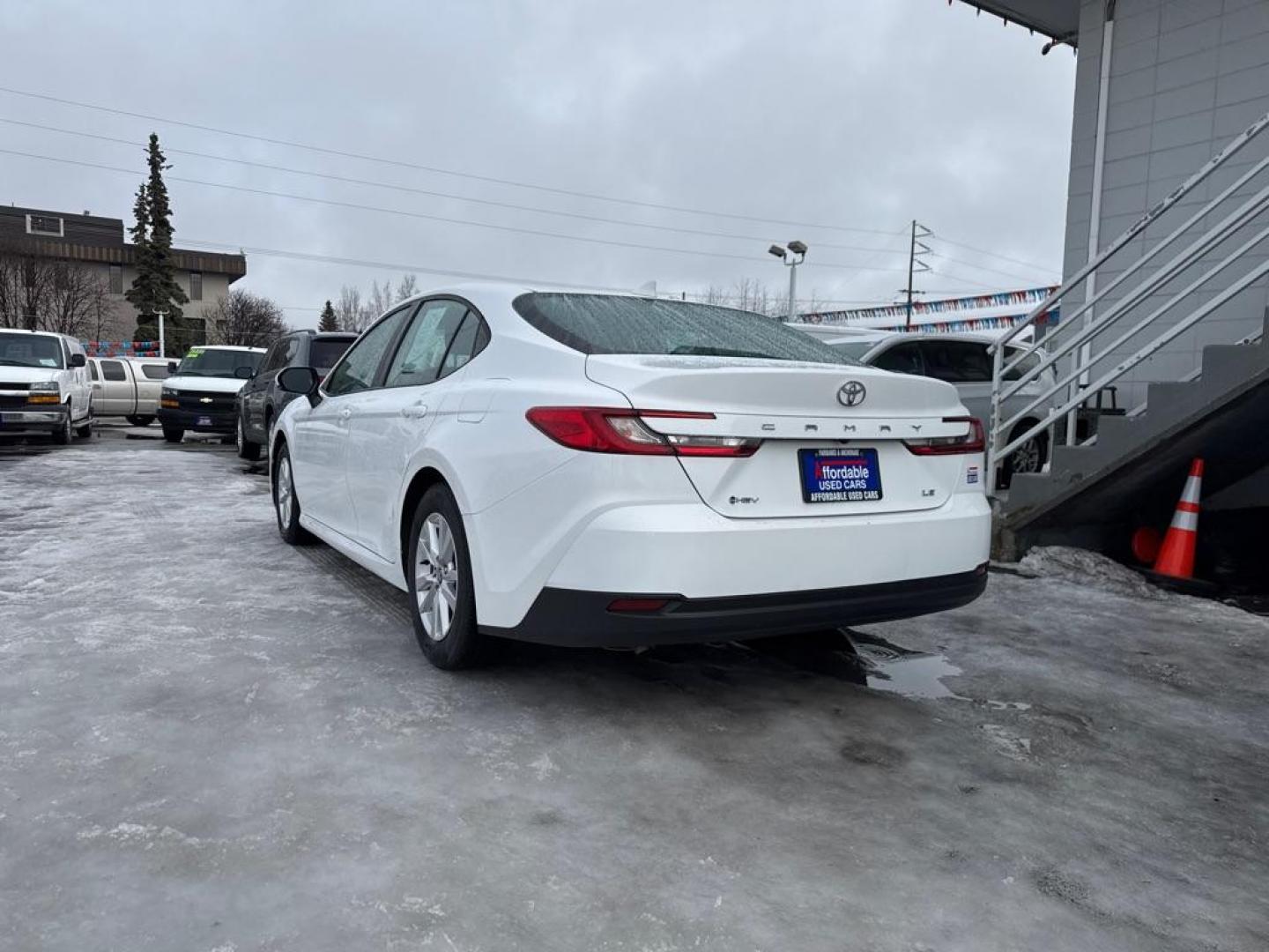 2025 WHITE TOYOTA CAMRY SE HYBRID (4T1DAACK2SU) with an 2.5L engine, Continuously Variable transmission, located at 929 East 8th Ave, Anchorage, AK, 99501, (907) 274-2277, 61.214783, -149.866074 - Photo#2