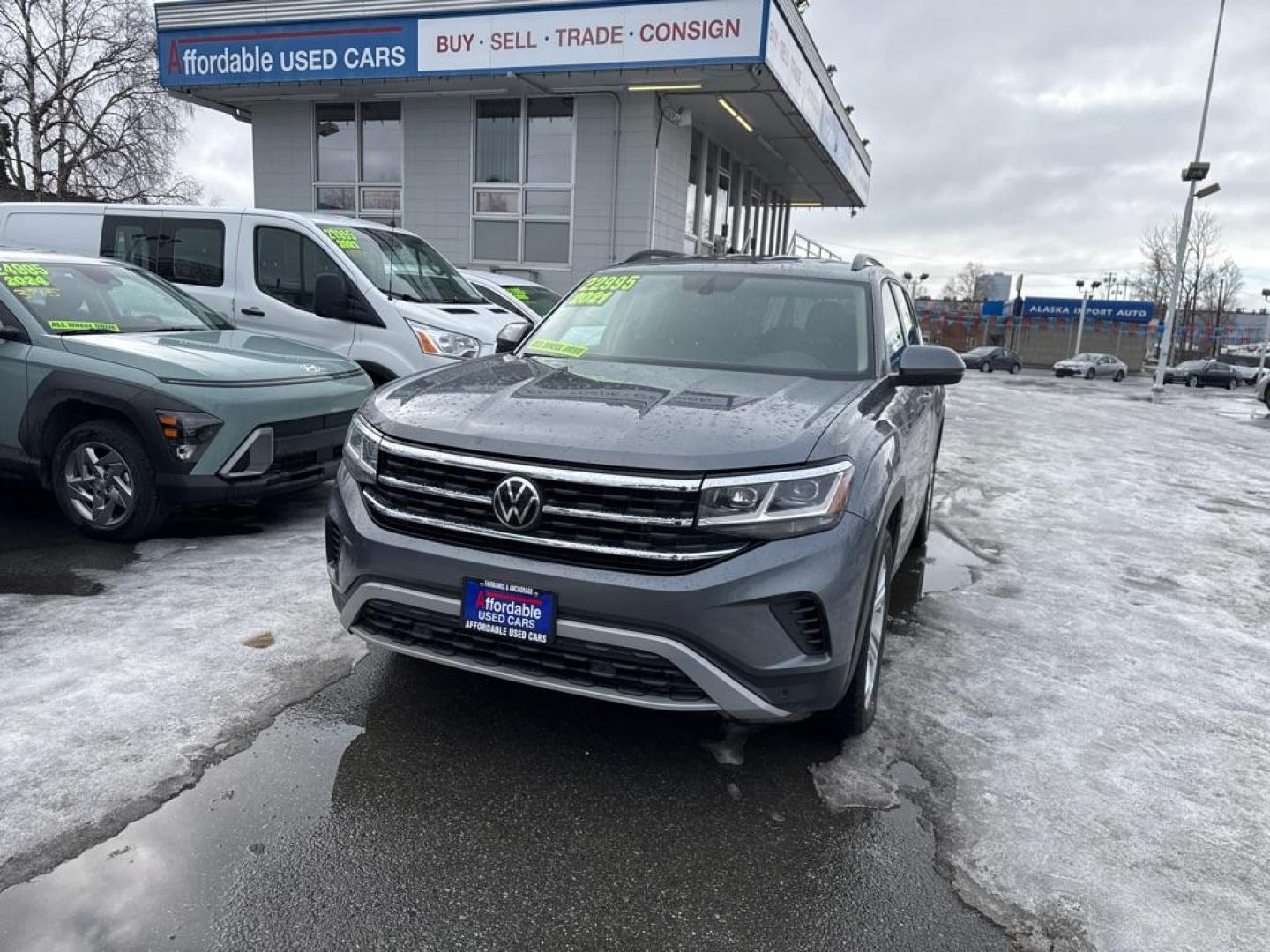 2021 GRAY VOLKSWAGEN ATLAS SE (1V2HR2CA3MC) with an 3.6L engine, Automatic transmission, located at 929 East 8th Ave, Anchorage, AK, 99501, (907) 274-2277, 61.214783, -149.866074 - Photo#0