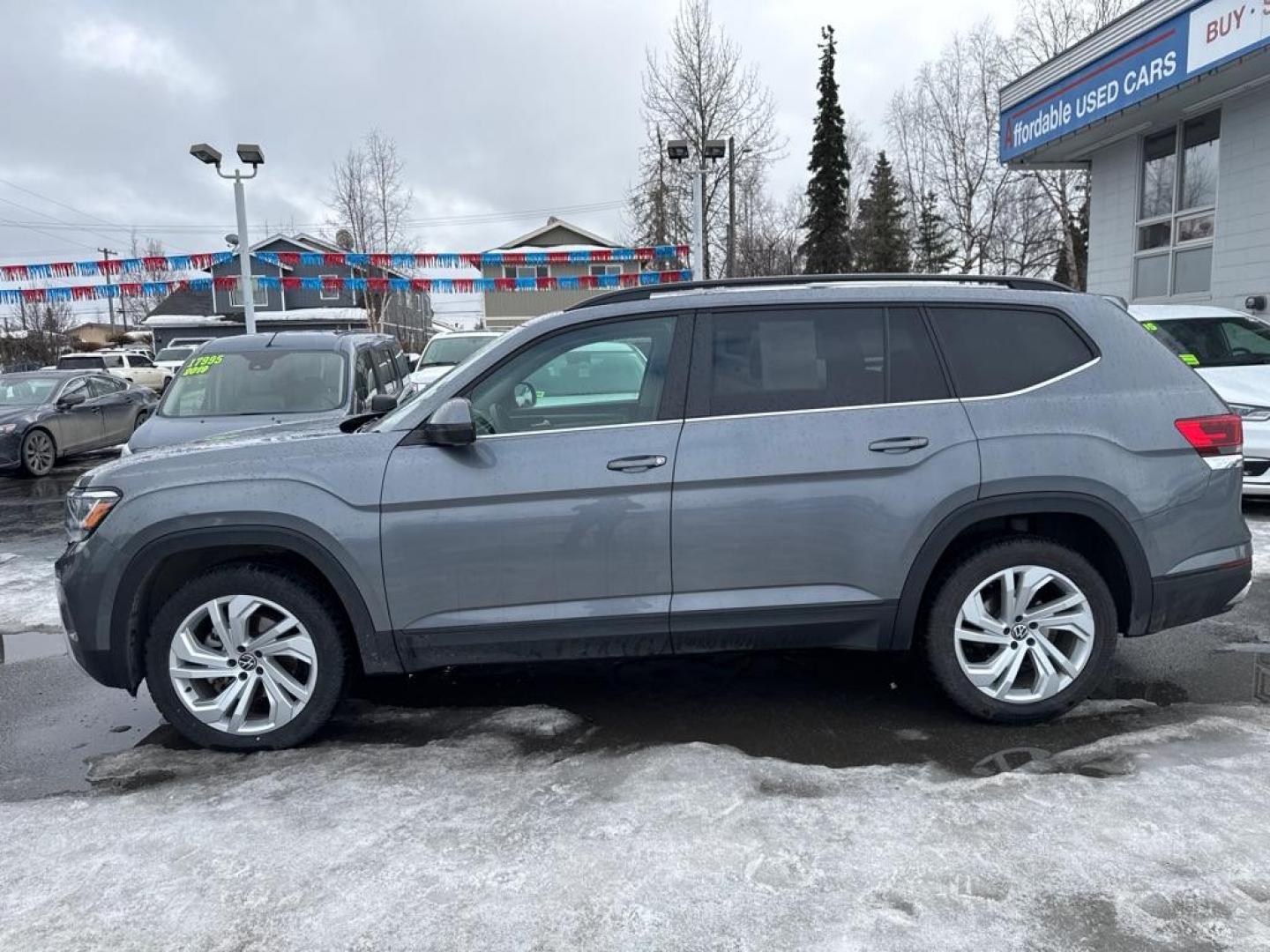 2021 GRAY VOLKSWAGEN ATLAS SE (1V2HR2CA3MC) with an 3.6L engine, Automatic transmission, located at 929 East 8th Ave, Anchorage, AK, 99501, (907) 274-2277, 61.214783, -149.866074 - Photo#1