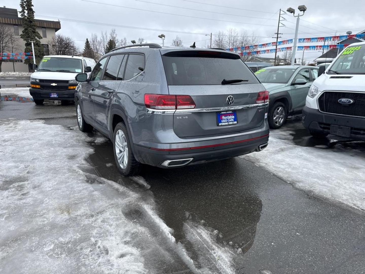 2021 GRAY VOLKSWAGEN ATLAS SE (1V2HR2CA3MC) with an 3.6L engine, Automatic transmission, located at 929 East 8th Ave, Anchorage, AK, 99501, (907) 274-2277, 61.214783, -149.866074 - Photo#2