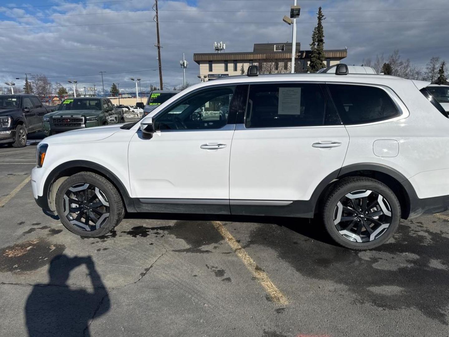 2025 WHITE KIA TELLURIDE S (5XYP6DGC1SG) with an 3.8L engine, Automatic transmission, located at 929 East 8th Ave, Anchorage, AK, 99501, (907) 274-2277, 61.214783, -149.866074 - Photo#1