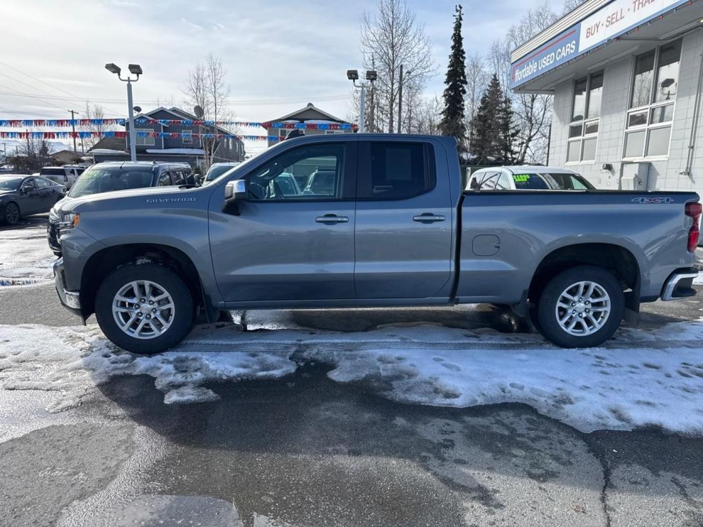 2019 GRAY CHEVROLET SILVERADO 1500 LT (1GCRYDED3KZ) with an 5.3L engine, Automatic transmission, located at 929 East 8th Ave, Anchorage, AK, 99501, (907) 274-2277, 61.214783, -149.866074 - Photo#1