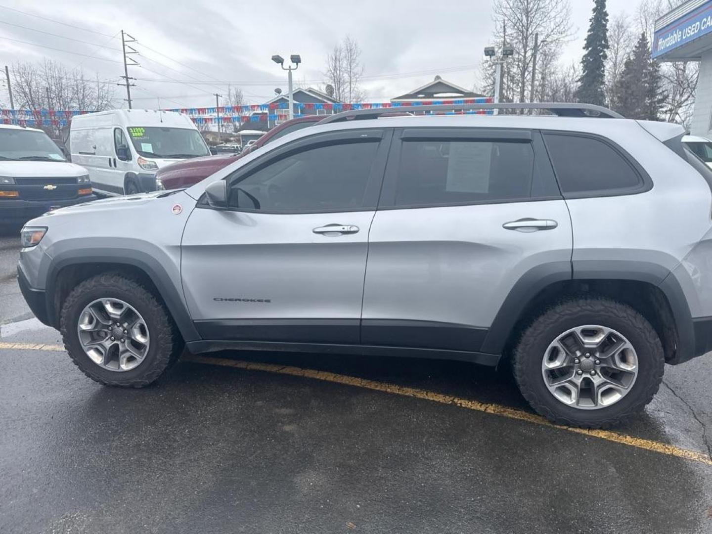 2019 SILVER JEEP CHEROKEE TRAILHAWK (1C4PJMBX9KD) with an 3.2L engine, Automatic transmission, located at 929 East 8th Ave, Anchorage, AK, 99501, (907) 274-2277, 61.214783, -149.866074 - Photo#1