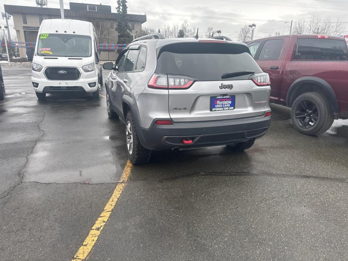 2019 SILVER JEEP CHEROKEE TRAILHAWK (1C4PJMBX9KD) with an 3.2L engine, Automatic transmission, located at 929 East 8th Ave, Anchorage, AK, 99501, (907) 274-2277, 61.214783, -149.866074 - Photo#2