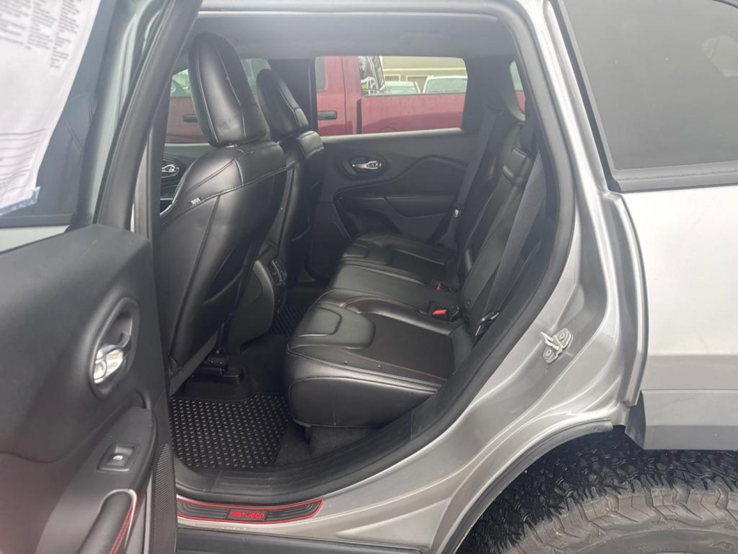 2019 SILVER JEEP CHEROKEE TRAILHAWK (1C4PJMBX9KD) with an 3.2L engine, Automatic transmission, located at 929 East 8th Ave, Anchorage, AK, 99501, (907) 274-2277, 61.214783, -149.866074 - Photo#3