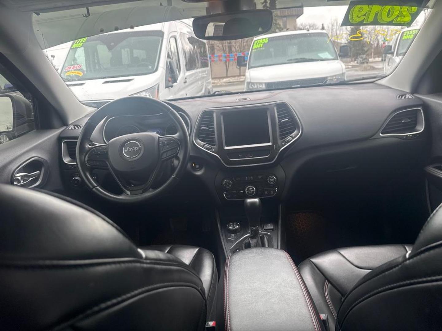 2019 SILVER JEEP CHEROKEE TRAILHAWK (1C4PJMBX9KD) with an 3.2L engine, Automatic transmission, located at 929 East 8th Ave, Anchorage, AK, 99501, (907) 274-2277, 61.214783, -149.866074 - Photo#4