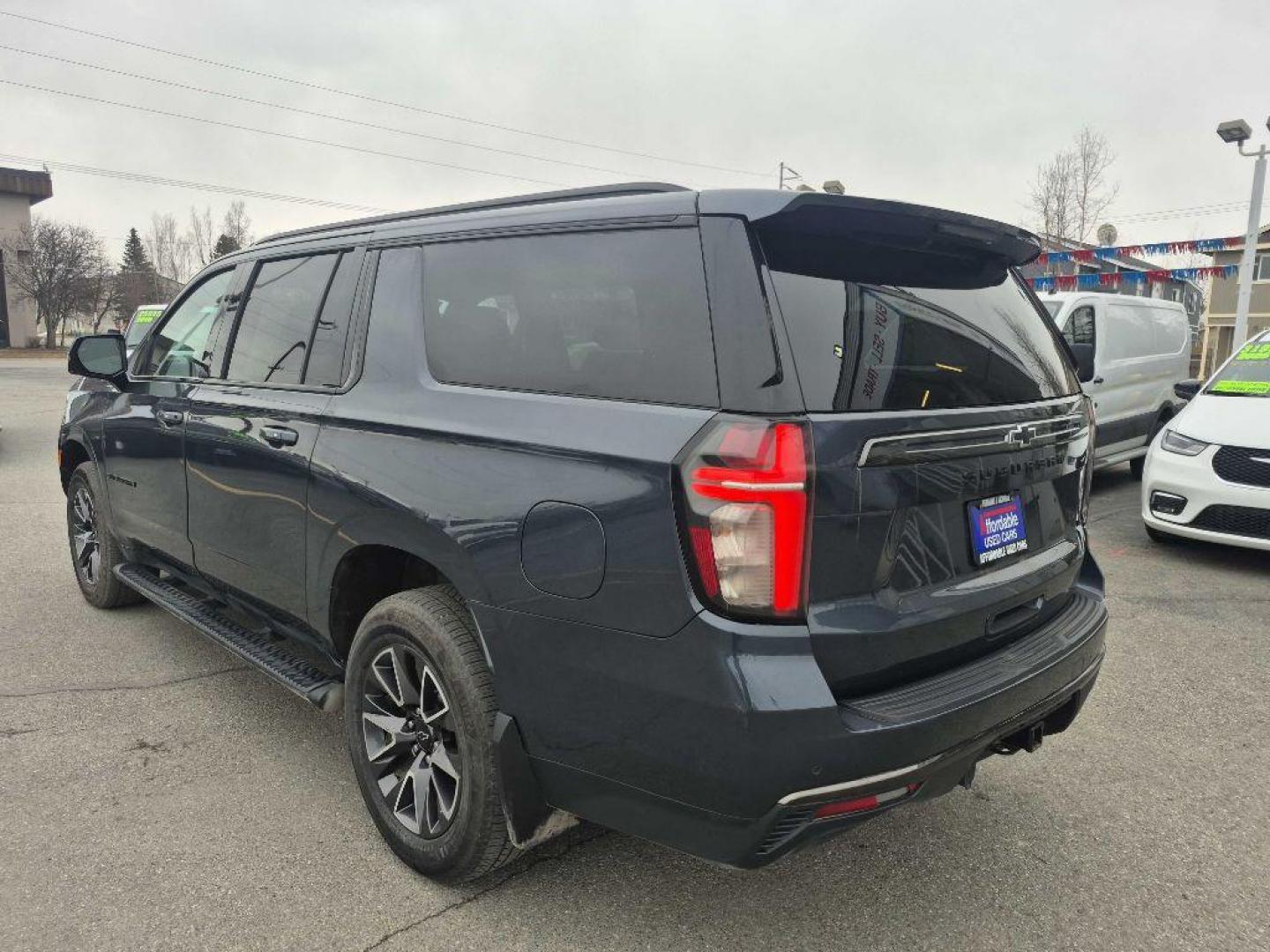 2021 GRAY CHEVROLET SUBURBAN 1500 Z71 (1GNSKDKD0MR) with an 5.3L engine, Automatic transmission, located at 929 East 8th Ave, Anchorage, AK, 99501, (907) 274-2277, 61.214783, -149.866074 - Photo#2