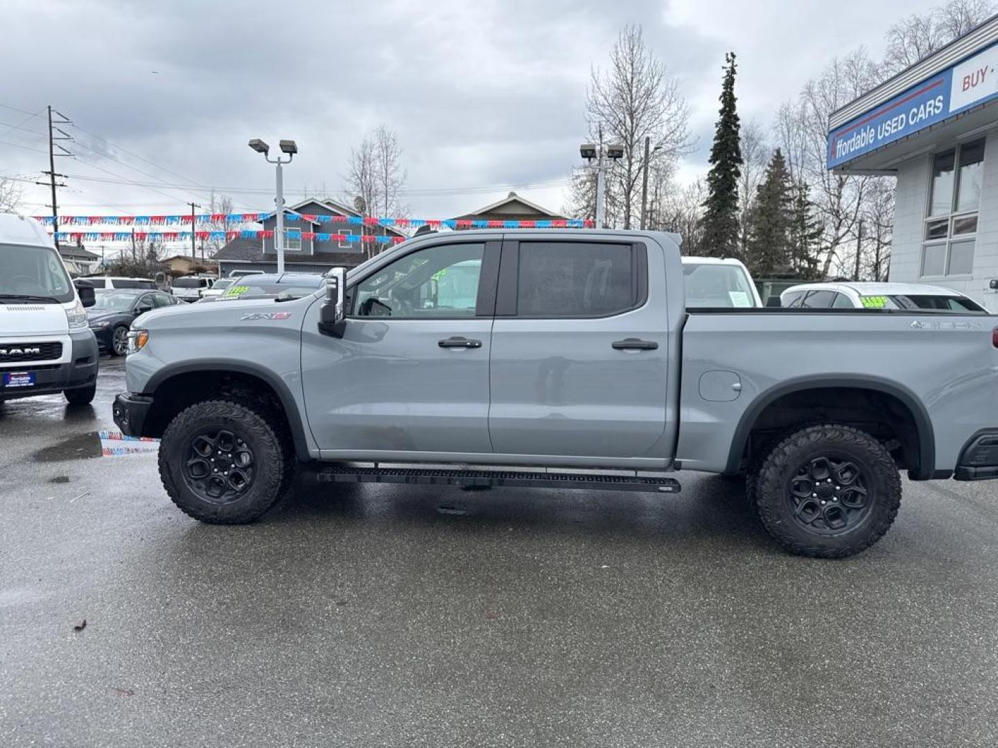 2024 GRAY CHEVROLET SILVERADO 1500 ZR2 (3GCUDHE89RG) with an 3.0L engine, Automatic transmission, located at 929 East 8th Ave, Anchorage, AK, 99501, (907) 274-2277, 61.214783, -149.866074 - Photo#1