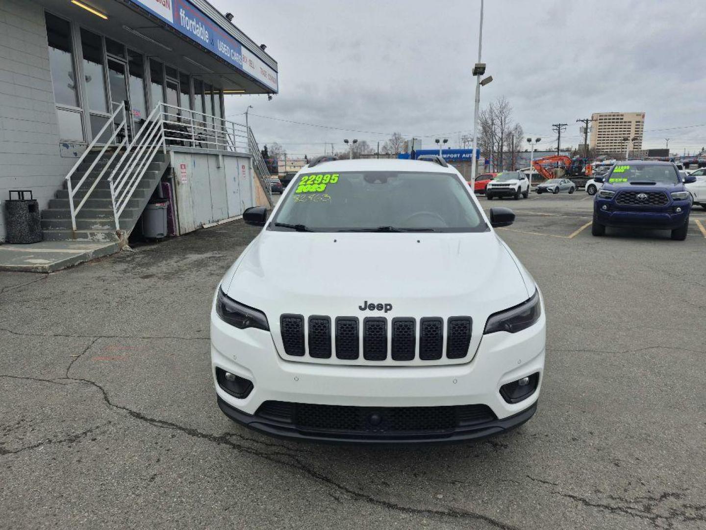 2023 WHITE JEEP CHEROKEE ALTITUDE LUX (1C4PJMMB4PD) with an 2.4L engine, Automatic transmission, located at 929 East 8th Ave, Anchorage, AK, 99501, (907) 274-2277, 61.214783, -149.866074 - Photo#1