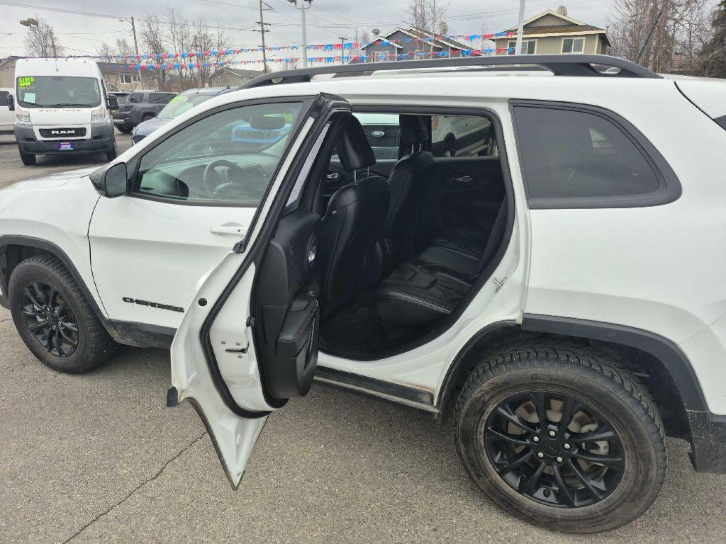 2023 WHITE JEEP CHEROKEE ALTITUDE LUX (1C4PJMMB4PD) with an 2.4L engine, Automatic transmission, located at 929 East 8th Ave, Anchorage, AK, 99501, (907) 274-2277, 61.214783, -149.866074 - Photo#3