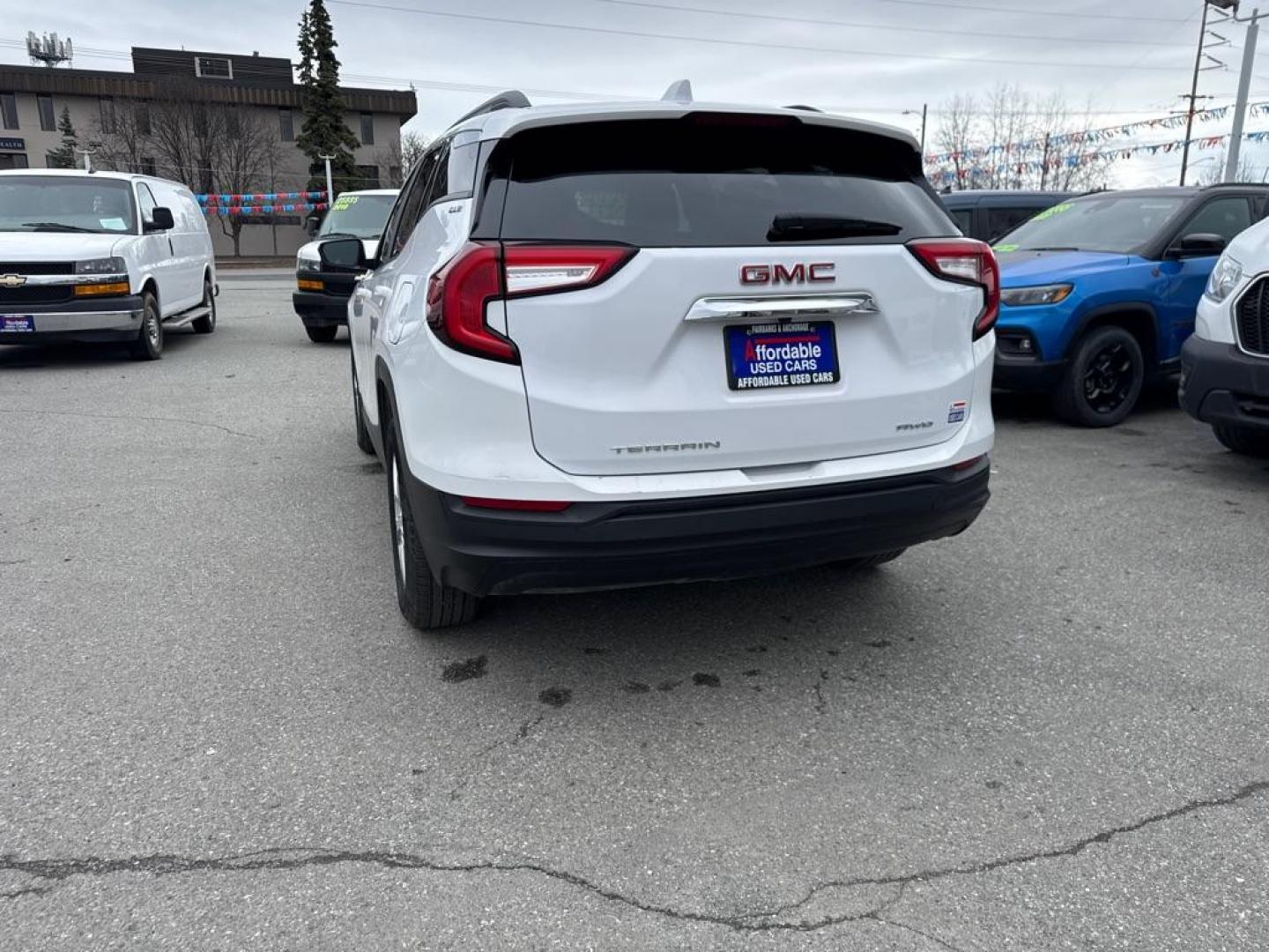 2022 WHITE GMC TERRAIN SLE SLE (3GKALTEVXNL) with an 1.5L engine, Automatic transmission, located at 929 East 8th Ave, Anchorage, AK, 99501, (907) 274-2277, 61.214783, -149.866074 - Photo#2
