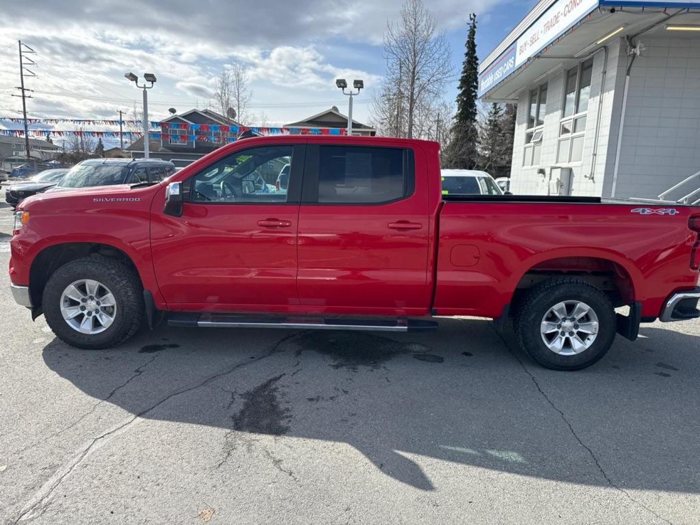 2022 RED CHEVROLET SILVERADO 1500 LT (3GCUDDED3NG) with an 5.3L engine, Automatic transmission, located at 929 East 8th Ave, Anchorage, AK, 99501, (907) 274-2277, 61.214783, -149.866074 - Photo#1