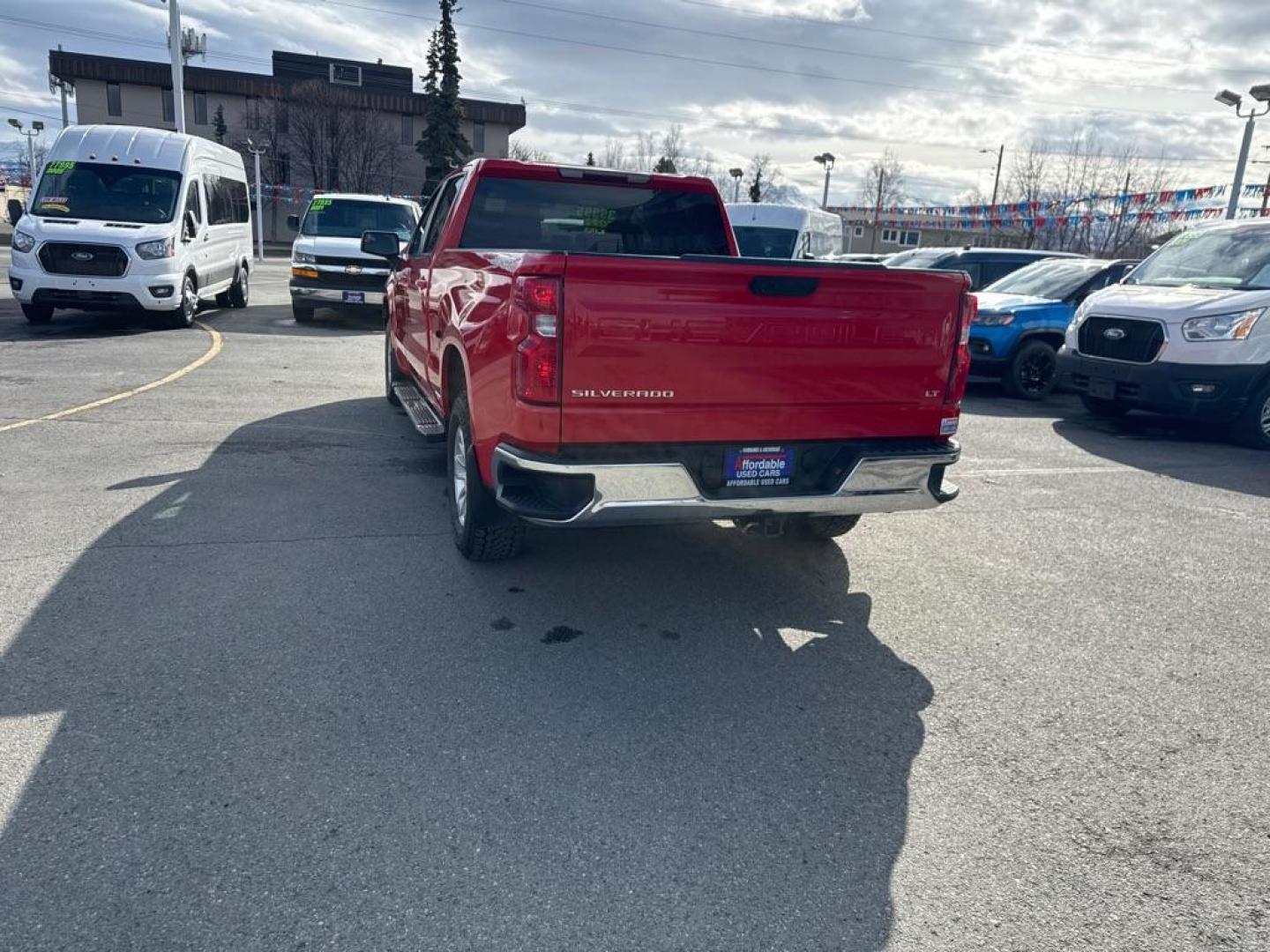 2022 RED CHEVROLET SILVERADO 1500 LT (3GCUDDED3NG) with an 5.3L engine, Automatic transmission, located at 929 East 8th Ave, Anchorage, AK, 99501, (907) 274-2277, 61.214783, -149.866074 - Photo#2