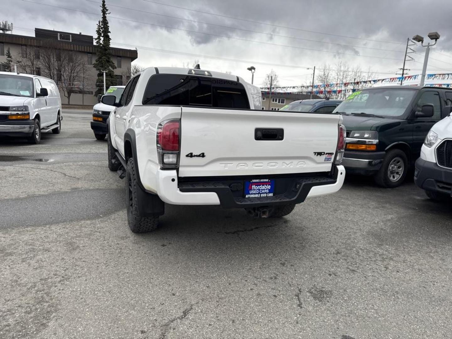 2021 WHITE TOYOTA TACOMA DOUBLE CAB (3TYCZ5AN5MT) with an 3.5L engine, Automatic transmission, located at 929 East 8th Ave, Anchorage, AK, 99501, (907) 274-2277, 61.214783, -149.866074 - Photo#4