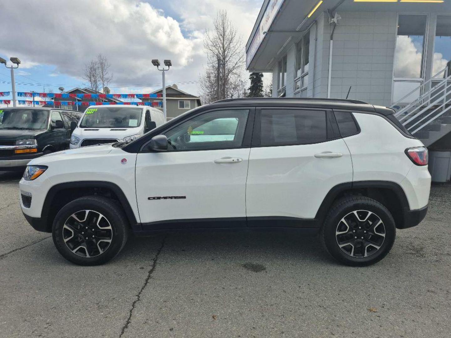 2020 WHITE JEEP COMPASS TRAILHAWK (3C4NJDDB3LT) with an 2.4L engine, Automatic transmission, located at 929 East 8th Ave, Anchorage, AK, 99501, (907) 274-2277, 61.214783, -149.866074 - Photo#1