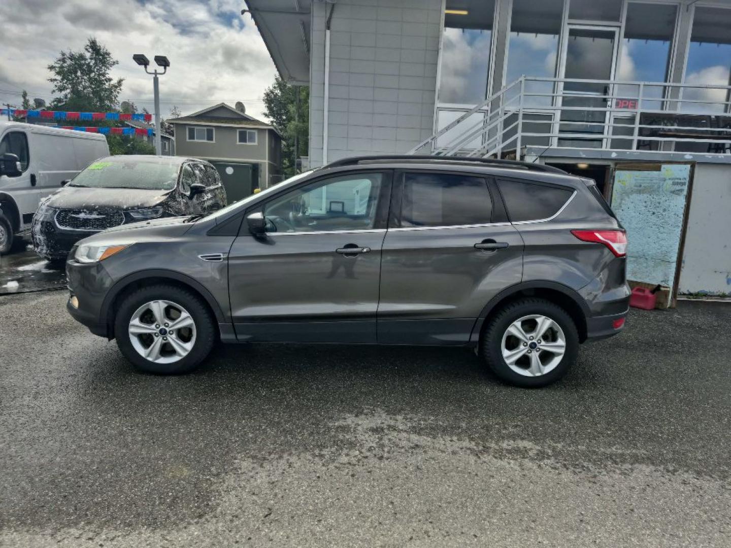 2015 GRAY FORD ESCAPE SE (1FMCU9GX4FU) with an 1.6L engine, Automatic transmission, located at 929 East 8th Ave, Anchorage, AK, 99501, (907) 274-2277, 61.214783, -149.866074- Photo#1