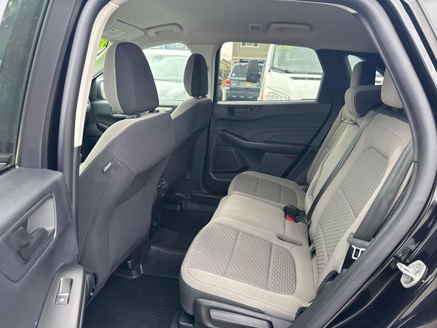2022 BLACK FORD ESCAPE SE (1FMCU9G65NU) with an 1.5L engine, Automatic transmission, located at 929 East 8th Ave, Anchorage, AK, 99501, (907) 274-2277, 61.214783, -149.866074 - Photo#2
