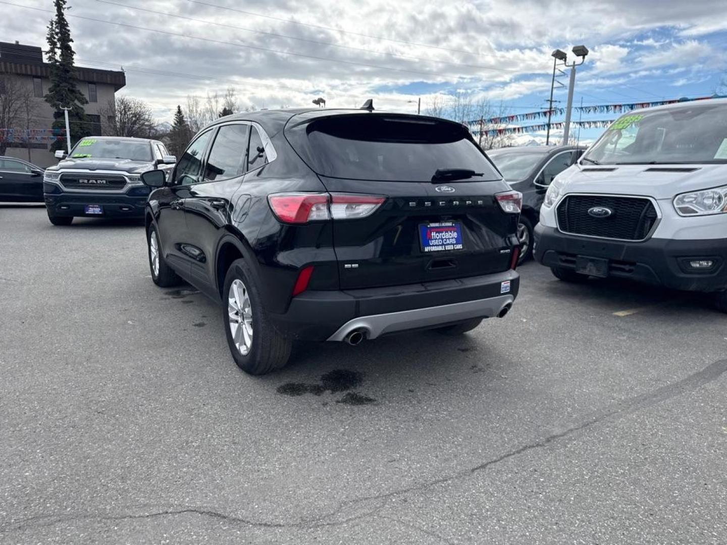 2022 BLACK FORD ESCAPE SE (1FMCU9G65NU) with an 1.5L engine, Automatic transmission, located at 929 East 8th Ave, Anchorage, AK, 99501, (907) 274-2277, 61.214783, -149.866074 - Photo#4
