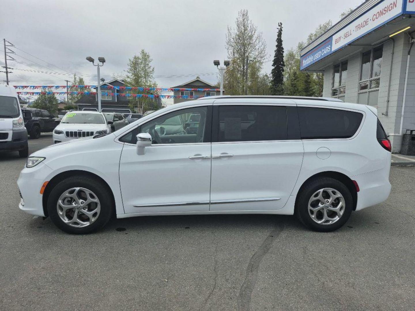 2021 WHITE CHRYSLER PACIFICA LIMITED (2C4RC3GG5MR) with an 3.6L engine, Automatic transmission, located at 929 East 8th Ave, Anchorage, AK, 99501, (907) 274-2277, 61.214783, -149.866074 - Photo#1