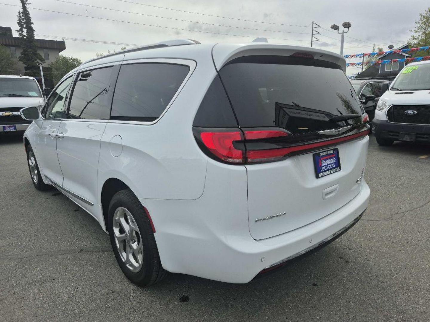 2021 WHITE CHRYSLER PACIFICA LIMITED (2C4RC3GG5MR) with an 3.6L engine, Automatic transmission, located at 929 East 8th Ave, Anchorage, AK, 99501, (907) 274-2277, 61.214783, -149.866074 - Photo#2