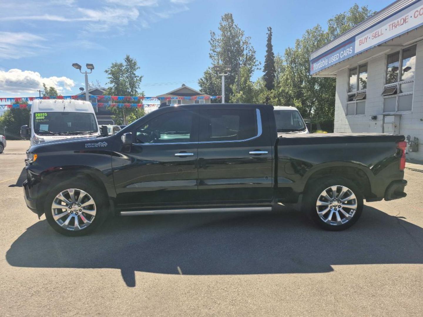 2021 BLACK CHEVROLET SILVERADO 1500 HIGH COUNTRY (1GCUYHEL3MZ) with an 6.2L engine, Automatic transmission, located at 929 East 8th Ave, Anchorage, AK, 99501, (907) 274-2277, 61.214783, -149.866074- Photo#1