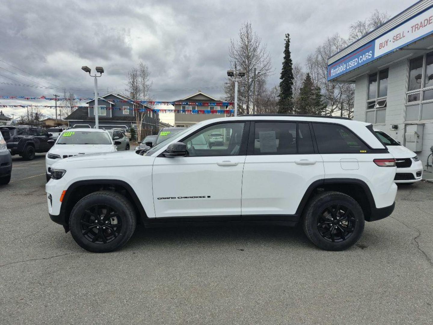 2024 WHITE JEEP GRAND CHEROKEE LAREDO (1C4RJHAGXR8) with an 3.6L engine, Automatic transmission, located at 929 East 8th Ave, Anchorage, AK, 99501, (907) 274-2277, 61.214783, -149.866074 - Photo#1