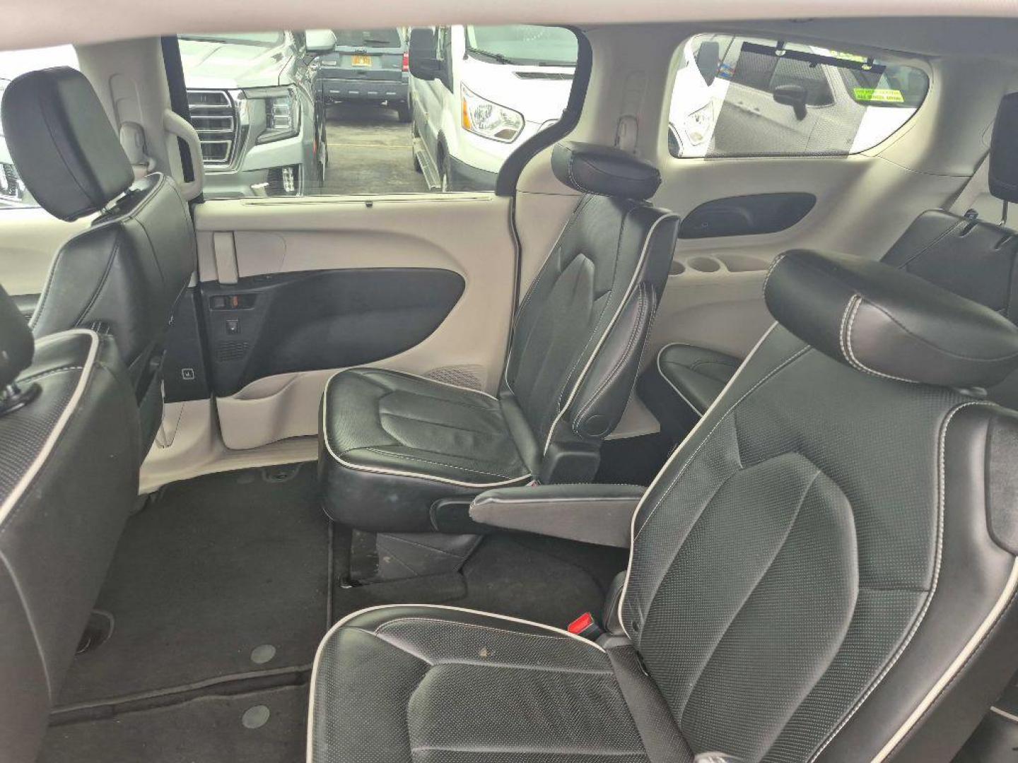 2024 BLACK CHRYSLER PACIFICA LMTD LIMITED (2C4RC1GG5RR) with an 3.6L engine, Automatic transmission, located at 929 East 8th Ave, Anchorage, AK, 99501, (907) 274-2277, 61.214783, -149.866074 - Photo#3