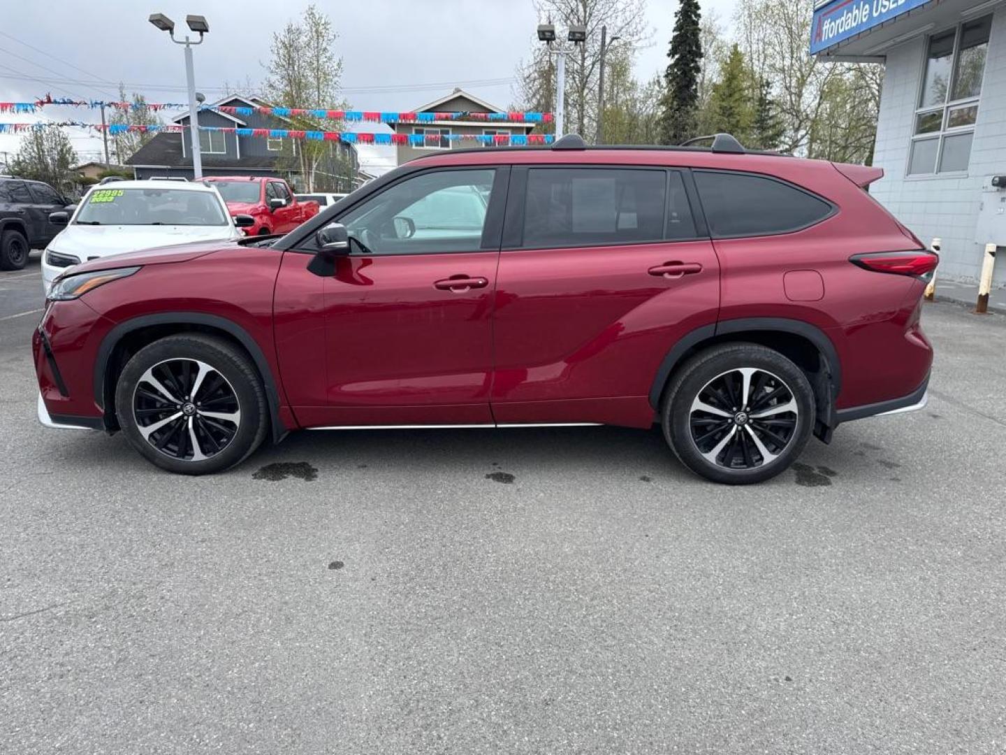 2022 RED TOYOTA HIGHLANDER XSE (5TDLZRBH0NS) with an 3.5L engine, Automatic transmission, located at 929 East 8th Ave, Anchorage, AK, 99501, (907) 274-2277, 61.214783, -149.866074 - Photo#1