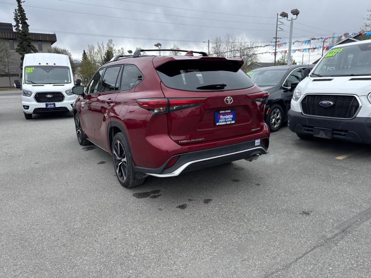 2022 RED TOYOTA HIGHLANDER XSE (5TDLZRBH0NS) with an 3.5L engine, Automatic transmission, located at 929 East 8th Ave, Anchorage, AK, 99501, (907) 274-2277, 61.214783, -149.866074 - Photo#4