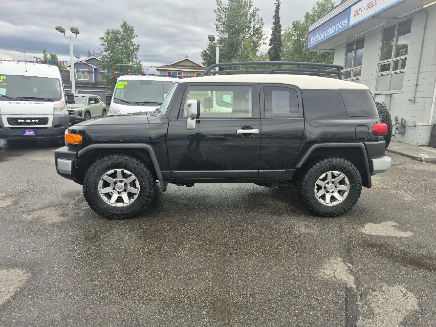 2014 BLACK TOYOTA FJ CRUISER (JTEBU4BF2EK) with an 4.0L engine, Automatic transmission, located at 929 East 8th Ave, Anchorage, AK, 99501, (907) 274-2277, 61.214783, -149.866074- Photo#1