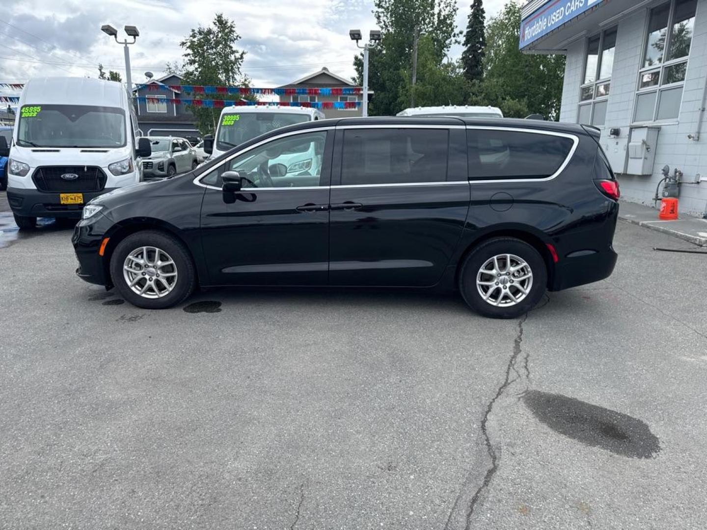 2024 BLACK CHRYSLER PACIFICA TOURING L (2C4RC1BG4RR) with an 3.6L engine, Automatic transmission, located at 929 East 8th Ave, Anchorage, AK, 99501, (907) 274-2277, 61.214783, -149.866074 - Photo#1