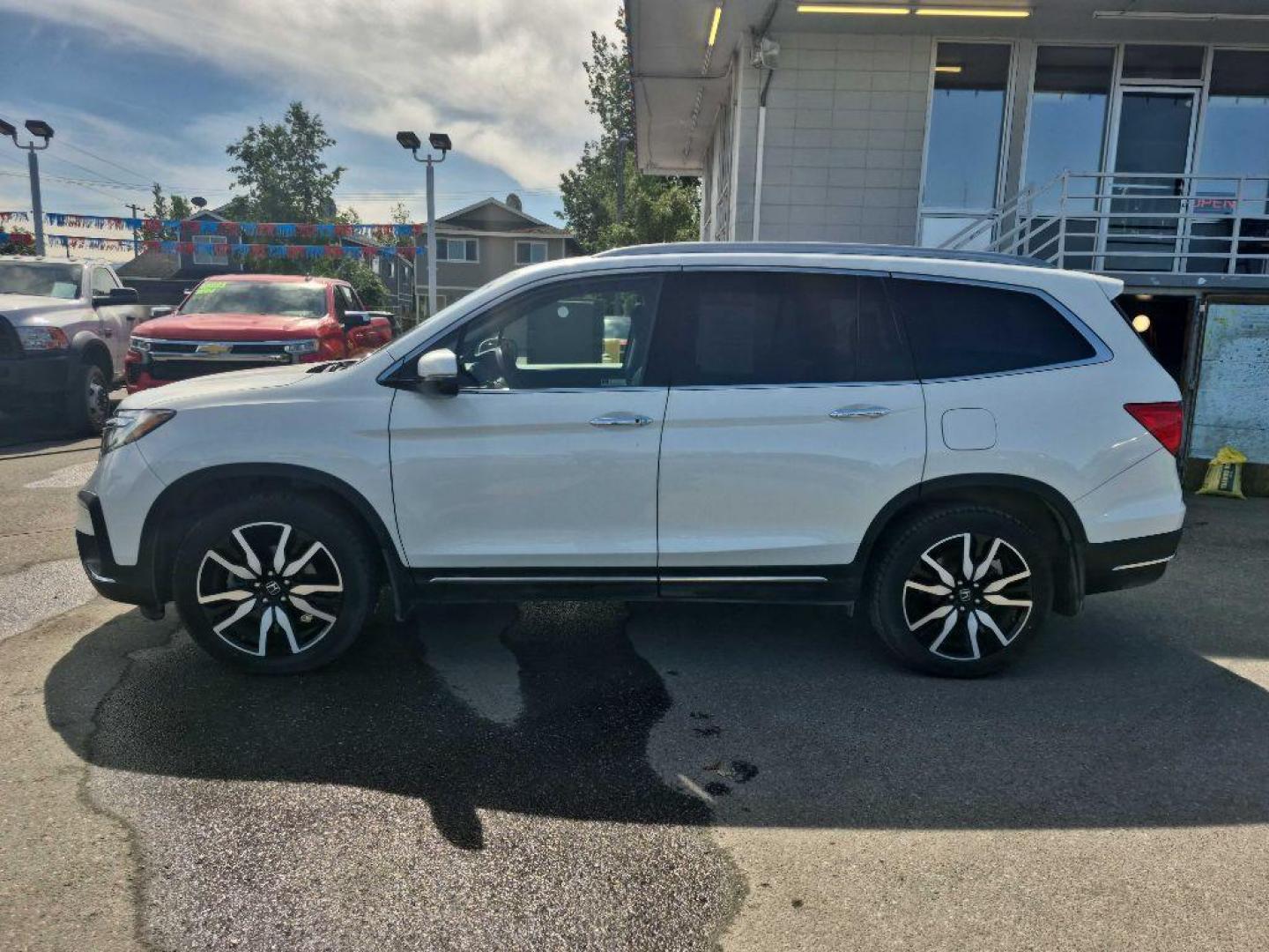 2019 WHITE HONDA PILOT TOURING (5FNYF6H62KB) with an 3.5L engine, Automatic transmission, located at 929 East 8th Ave, Anchorage, AK, 99501, (907) 274-2277, 61.214783, -149.866074 - Photo#1