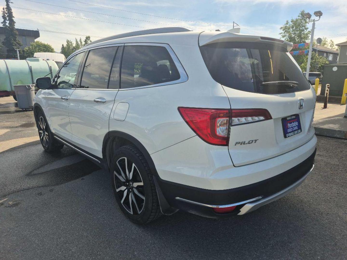 2019 WHITE HONDA PILOT TOURING (5FNYF6H62KB) with an 3.5L engine, Automatic transmission, located at 929 East 8th Ave, Anchorage, AK, 99501, (907) 274-2277, 61.214783, -149.866074 - Photo#2