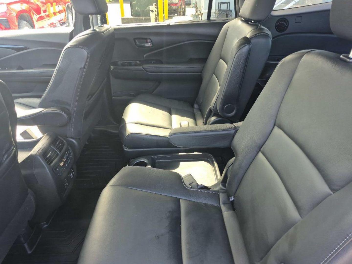 2019 WHITE HONDA PILOT TOURING (5FNYF6H62KB) with an 3.5L engine, Automatic transmission, located at 929 East 8th Ave, Anchorage, AK, 99501, (907) 274-2277, 61.214783, -149.866074 - Photo#3