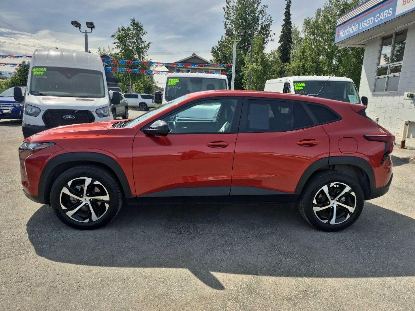2024 ORANGE CHEVROLET TRAX 1RS (KL77LGE29RC) with an 1.2L engine, Automatic transmission, located at 929 East 8th Ave, Anchorage, AK, 99501, (907) 274-2277, 61.214783, -149.866074- Photo#1