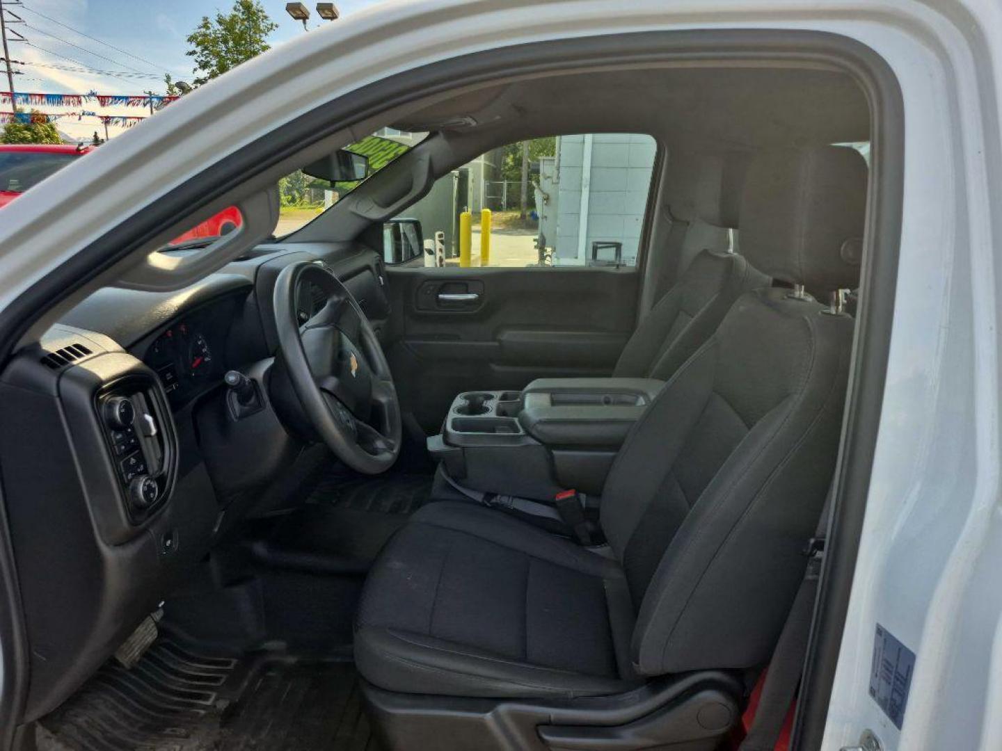 2024 WHITE CHEVROLET SILVERADO 1500 (3GCNDAED1RG) with an 5.3L engine, Automatic transmission, located at 929 East 8th Ave, Anchorage, AK, 99501, (907) 274-2277, 61.214783, -149.866074 - Photo#3