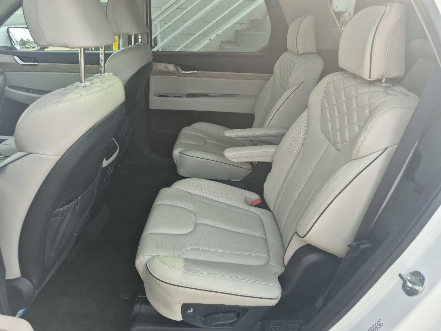 2022 WHITE HYUNDAI PALISADE LIMITED (KM8R5DHE4NU) with an 3.8L engine, Automatic transmission, located at 929 East 8th Ave, Anchorage, AK, 99501, (907) 274-2277, 61.214783, -149.866074- Photo#3