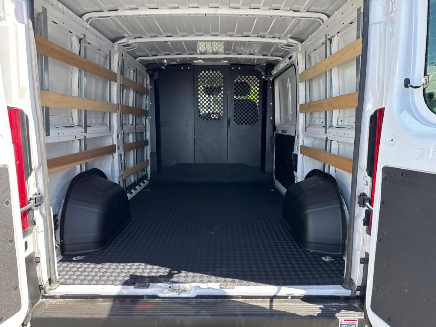 2025 WHITE RAM PROMASTER 2500 2500 STANDARD (3C6LRVVGXSE) with an 3.6L engine, Automatic transmission, located at 929 East 8th Ave, Anchorage, AK, 99501, (907) 274-2277, 61.214783, -149.866074 - Photo#3