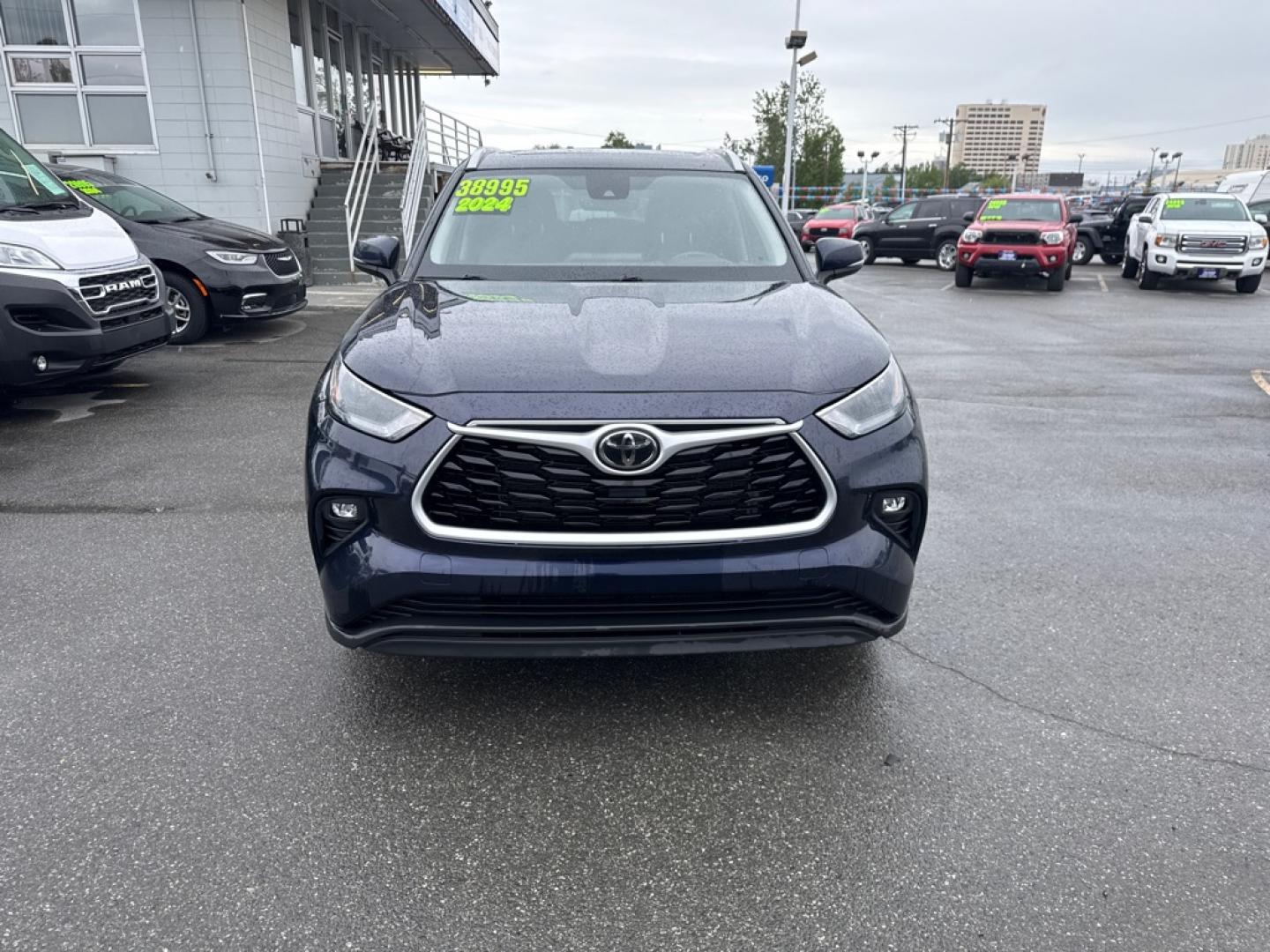 2024 BLUE TOYOTA HIGHLANDER XLE (5TDKDRBH1RS) with an 2.4L engine, Automatic transmission, located at 929 East 8th Ave, Anchorage, AK, 99501, (907) 274-2277, 61.214783, -149.866074- Photo#0