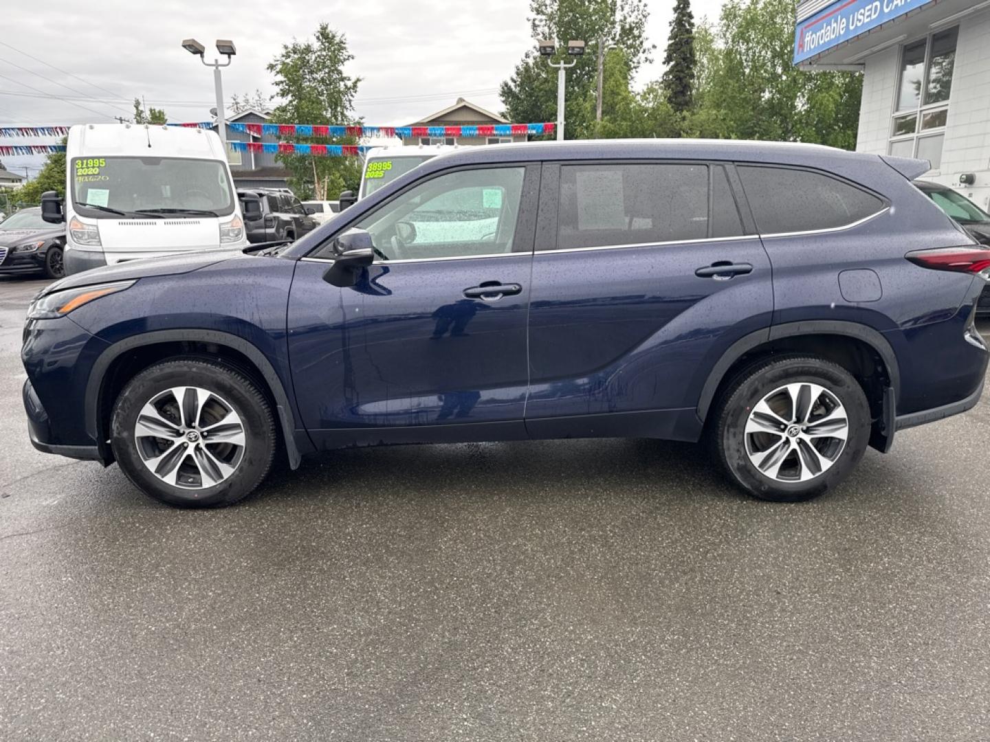 2024 BLUE TOYOTA HIGHLANDER XLE (5TDKDRBH1RS) with an 2.4L engine, Automatic transmission, located at 929 East 8th Ave, Anchorage, AK, 99501, (907) 274-2277, 61.214783, -149.866074- Photo#1