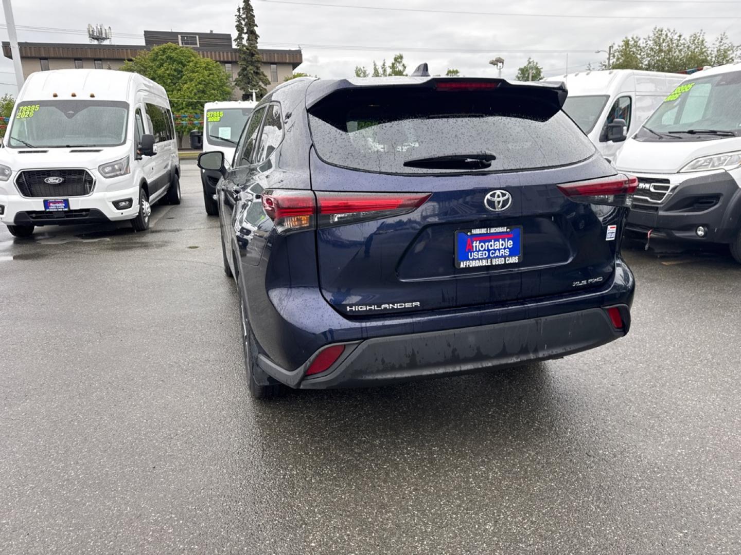 2024 BLUE TOYOTA HIGHLANDER XLE (5TDKDRBH1RS) with an 2.4L engine, Automatic transmission, located at 929 East 8th Ave, Anchorage, AK, 99501, (907) 274-2277, 61.214783, -149.866074- Photo#4