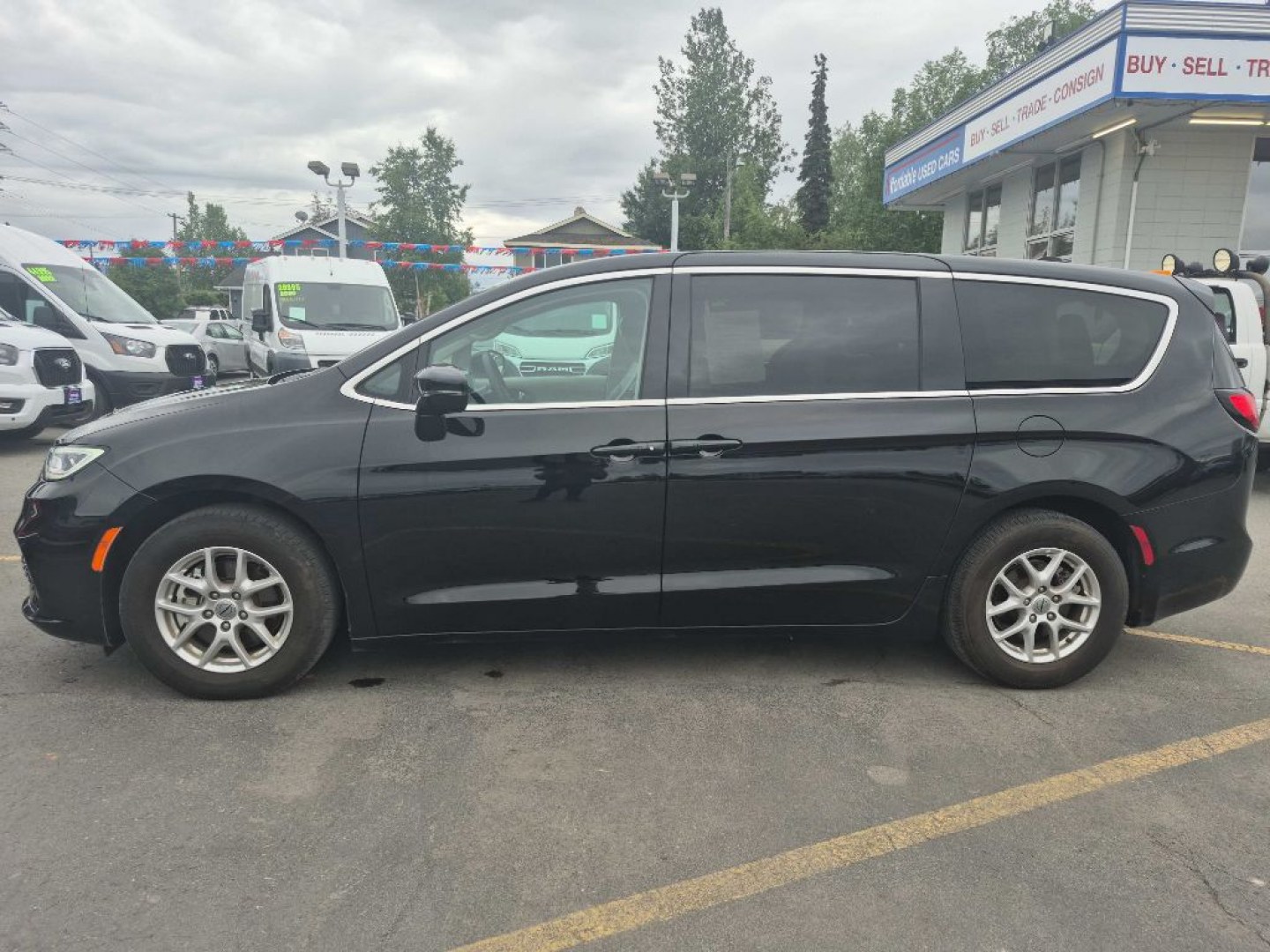 2024 BLACK CHRYSLER PACIFICA TOURING L (2C4RC1BG9RR) with an 3.6L engine, Automatic transmission, located at 929 East 8th Ave, Anchorage, AK, 99501, (907) 274-2277, 61.214783, -149.866074- Photo#1