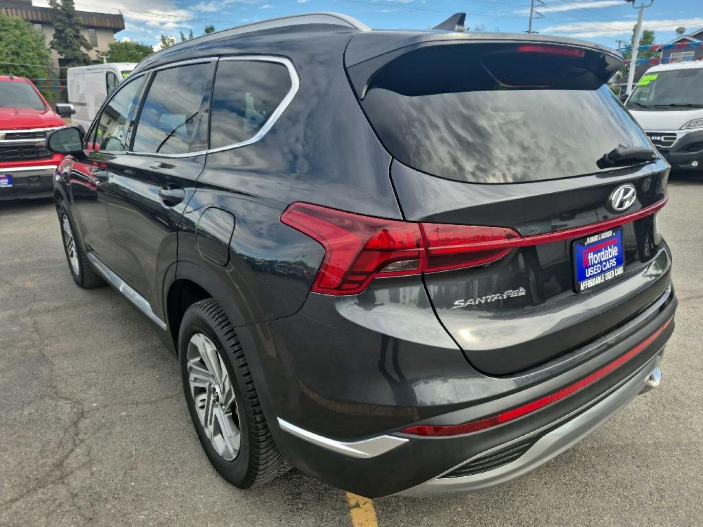 2022 GRAY HYUNDAI SANTA FE SEL (5NMS24AJXNH) with an 2.5L engine, Automatic transmission, located at 929 East 8th Ave, Anchorage, AK, 99501, (907) 274-2277, 61.214783, -149.866074- Photo#2