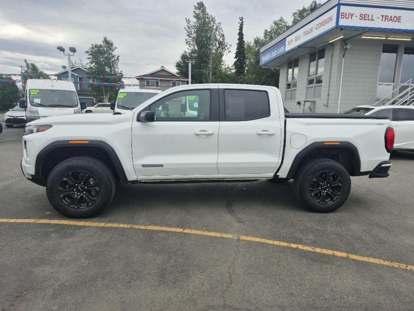 2024 WHITE GMC CANYON ELEVATION (1GTP6BEK4R1) with an 2.7L engine, Automatic transmission, located at 929 East 8th Ave, Anchorage, AK, 99501, (907) 274-2277, 61.214783, -149.866074- Photo#1