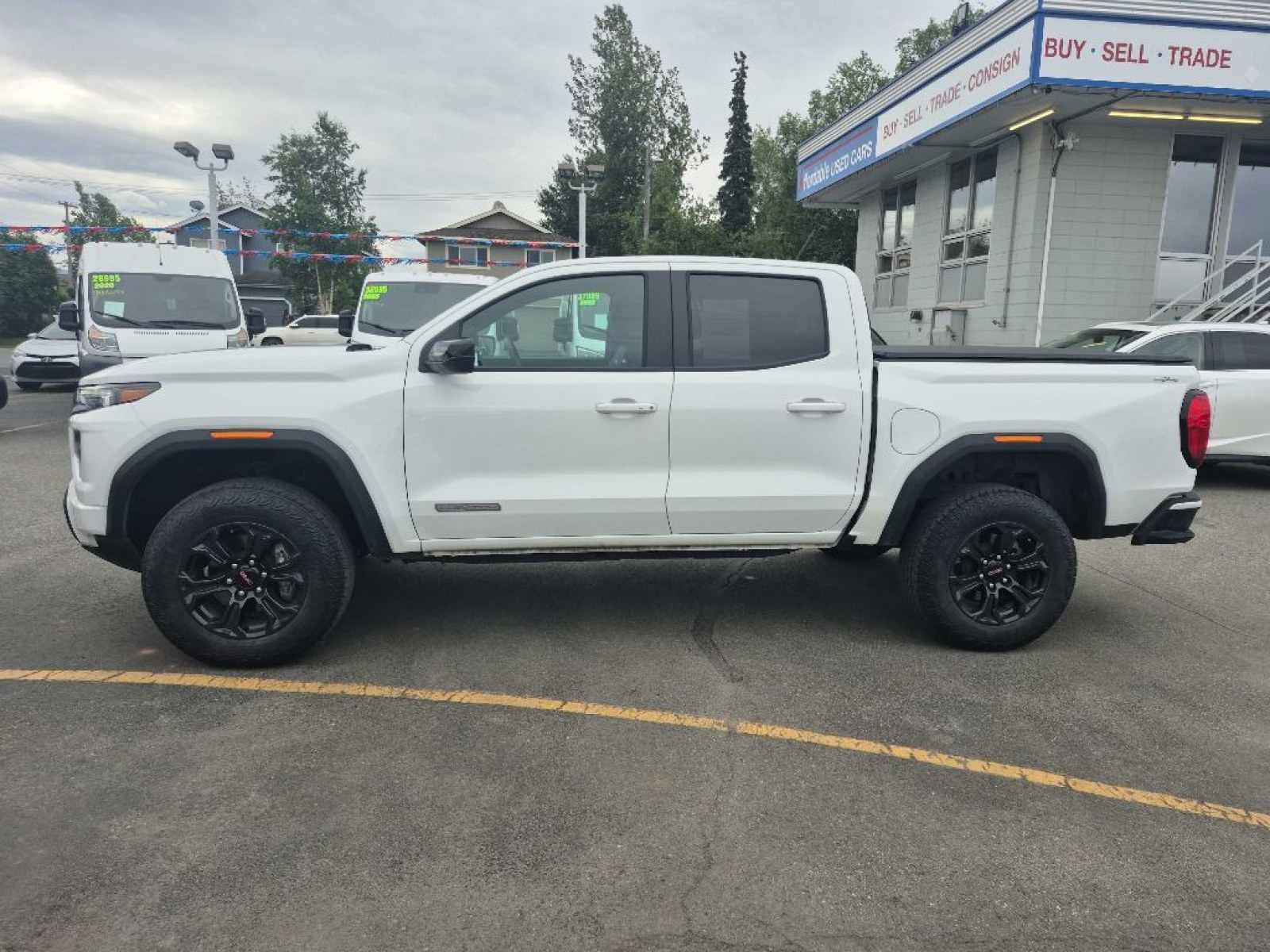 2024 WHITE GMC CANYON ELEVATION (1GTP6BEK4R1) with an 2.7L engine, Automatic transmission, located at 929 East 8th Ave, Anchorage, AK, 99501, (907) 274-2277, 61.214783, -149.866074 - Photo#1