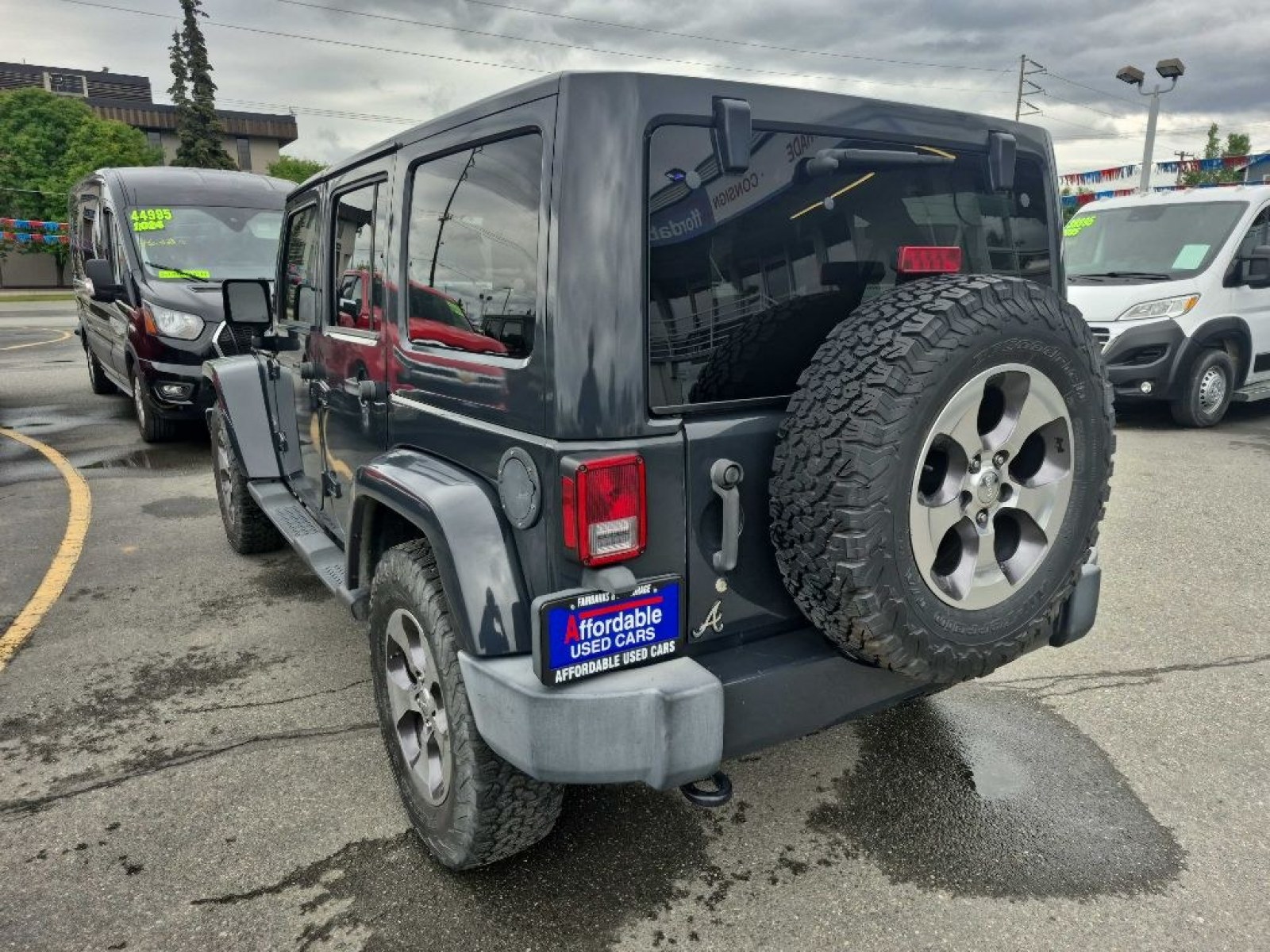 2016 GRAY JEEP WRANGLER UNLIMI SAHARA (1C4BJWEG5GL) with an 3.6L engine, Automatic transmission, located at 929 East 8th Ave, Anchorage, AK, 99501, (907) 274-2277, 61.214783, -149.866074 - Photo#2