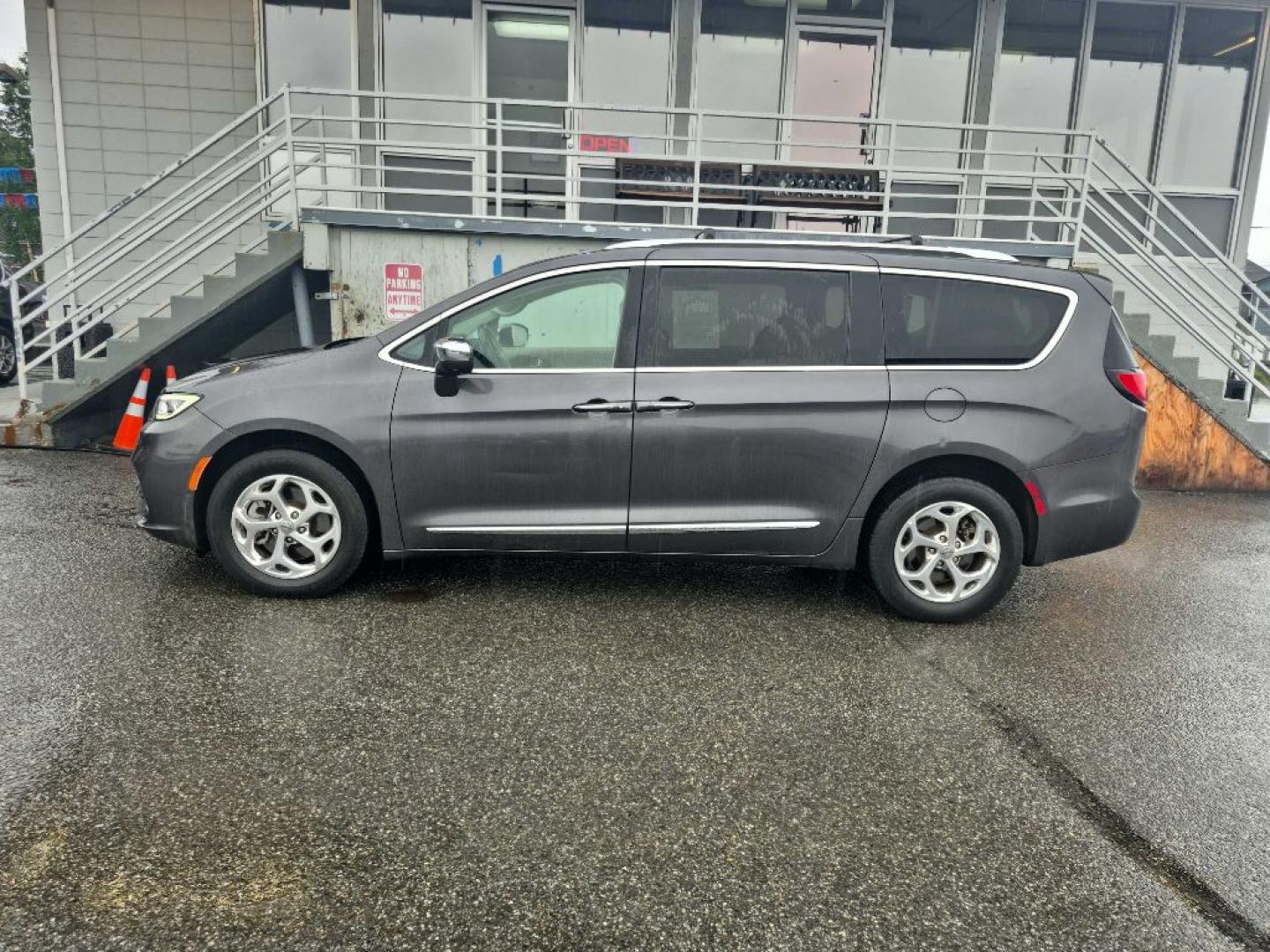 2021 GRAY CHRYSLER PACIFICA LIMITED (2C4RC3GG7MR) with an 3.6L engine, Automatic transmission, located at 929 East 8th Ave, Anchorage, AK, 99501, (907) 274-2277, 61.214783, -149.866074- Photo#1