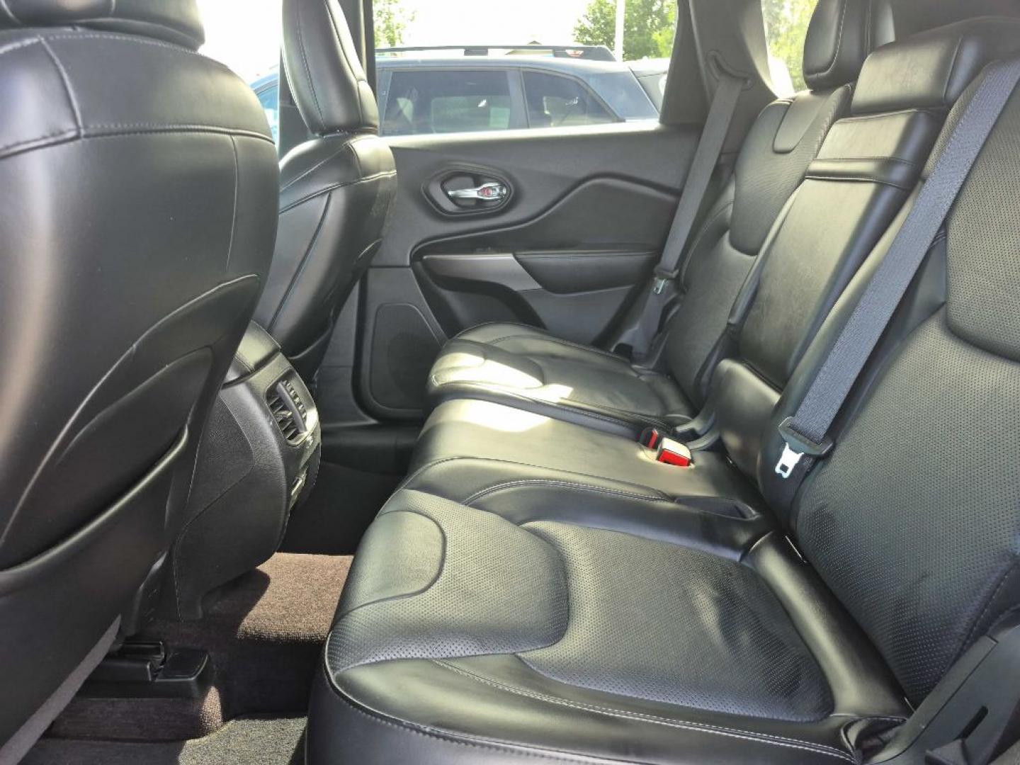 2019 RED JEEP CHEROKEE LIMITED (1C4PJMDN3KD) with an 2.0L engine, Automatic transmission, located at 929 East 8th Ave, Anchorage, AK, 99501, (907) 274-2277, 61.214783, -149.866074- Photo#3