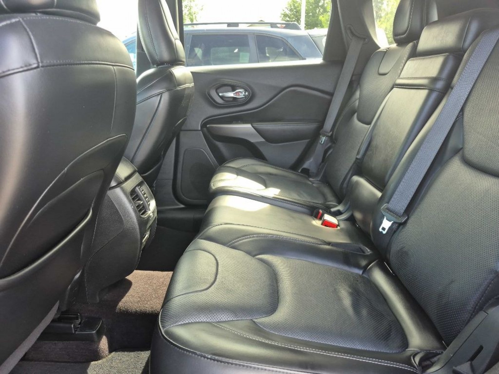 2019 RED JEEP CHEROKEE LIMITED (1C4PJMDN3KD) with an 2.0L engine, Automatic transmission, located at 929 East 8th Ave, Anchorage, AK, 99501, (907) 274-2277, 61.214783, -149.866074 - Photo#3